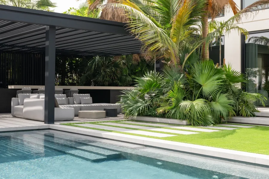 How Modern Pools Use Negative Edge For Maximum Drama